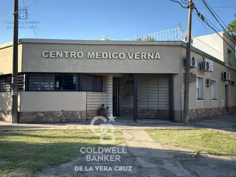Clinica con consultorios, gabinetes de kinesiologia y laboratorio en Maria Selva