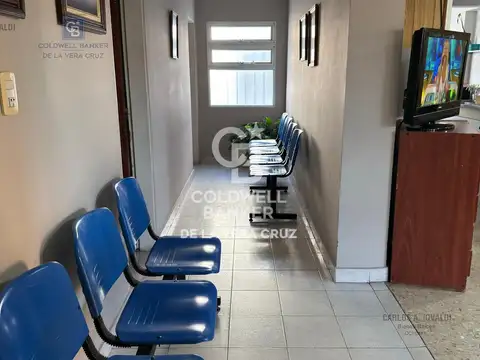 Clinica con consultorios, gabinetes de kinesiologia y laboratorio en Maria Selva