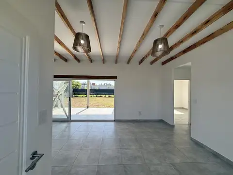 Casa en Venta de 2 dorm. Terreno 350 m2. Galería techada con parrilla. Parque. Barrio Cardales Chico