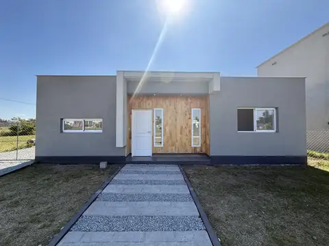 Casa en Venta de 2 dorm. Terreno 350 m2. Galería techada con parrilla. Parque. Barrio Cardales Chico