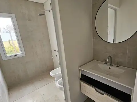 Casa 4 ambientes con 2 baños
