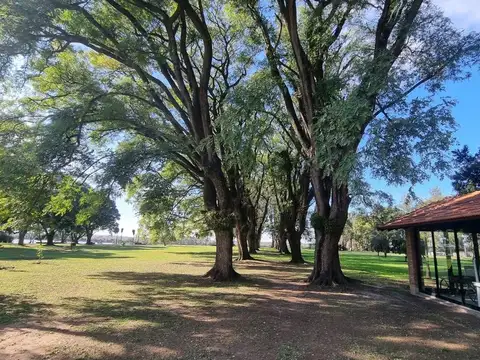 VENTA - CASA ESTILO "CHACRA" SOBRE EL RÍO CORONDA