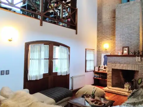 Casa en Venta con 2 cocheras