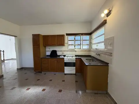 Casa 8 ambientes con 3 baños