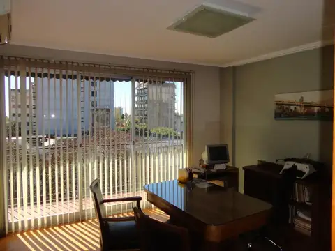 Oficina 11 ambientes con 3 baños