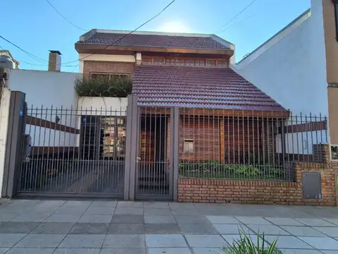 VENTA CASA 6 AMBIENTES MAS COCHERA CUBIERTA P/2 AUTOS 1 DESCUBIERTA QUINCHO. EN V. PUEYRREDON