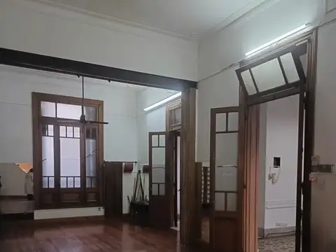 IMPORTANTE INMUEBLE ANTIGUO, DETALLES EXQUISITOS. COMERCIAL  MAS VIVIENDA