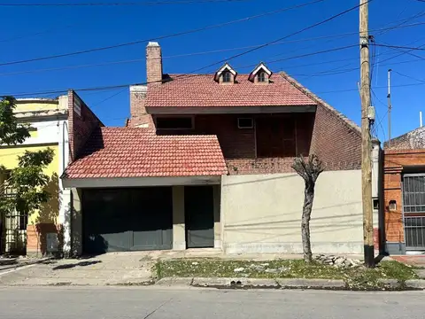 Casa con quincho y pileta, calle saavedra!