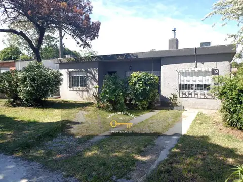 Solida casa al sur sobre calle principal, Lomas de Solymar