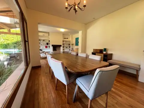 Casa en Alquiler con 3 cocheras
