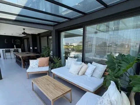 Casa 8 ambientes con 3 baños