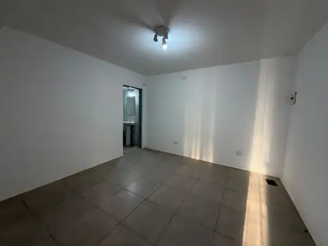 Casa 6 ambientes con 1 baño