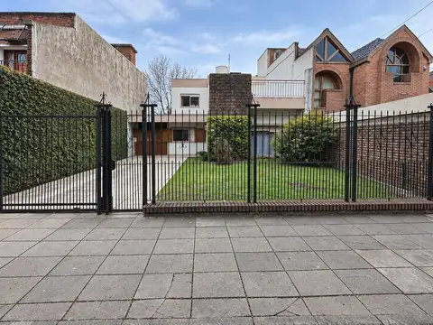 Casa 4 ambientes en excelente estado y ubicación.