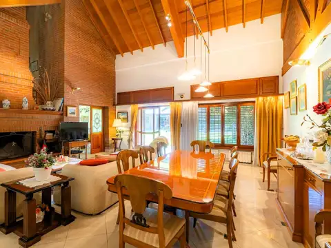 Casa 6 ambientes con 4 baños