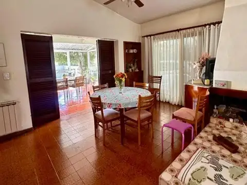 Casa 4 ambientes con 2 baños