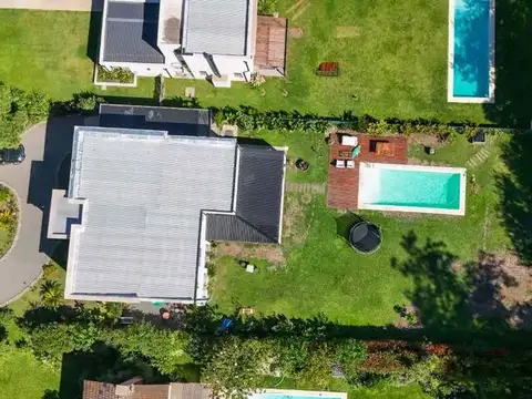 Casa 7 ambientes con 5 baños