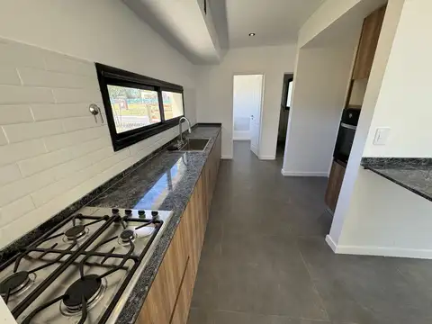 Casa 4 ambientes con 2 baños