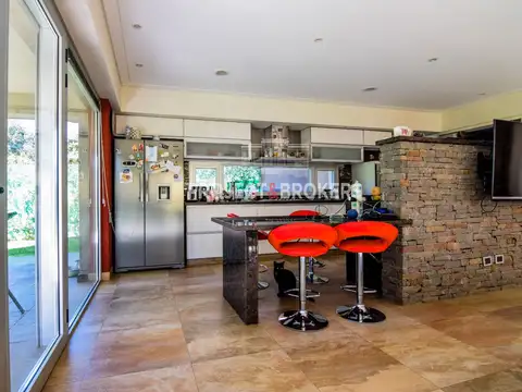 Espectacular residencia en Barrio Parque Leloir