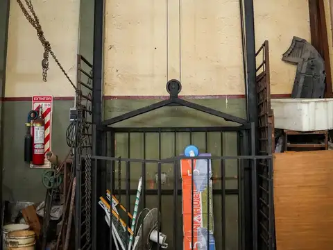 VENTA: Galpon con deposito y oficina