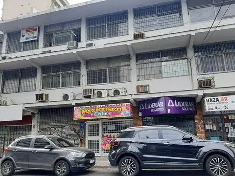 oficina 50 con ventanal al frente 