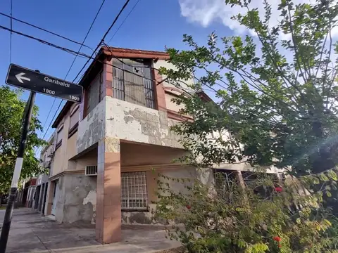 VENTA CASA + 2 DEPARTAMENTOS COCHERA PATIO MATHEU