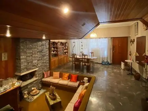 Casa en Venta con 2 cocheras