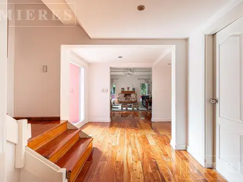 Casa 8 ambientes con 6 baños