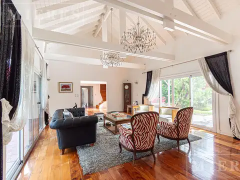 Casa en Venta con 44 cocheras