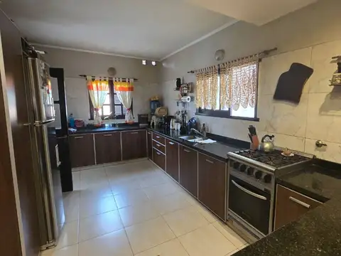VENTA CASA 4 DORMITORIOS, COCHERA, PILETA FUNES