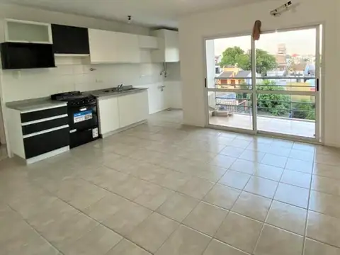 APTO CREDITO! Depto 2 ambientes. Balcón, cochera cubierta y baulera. Excelente estado y ubicación.