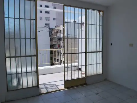 Venta oficina con balcón Barrio de  Once