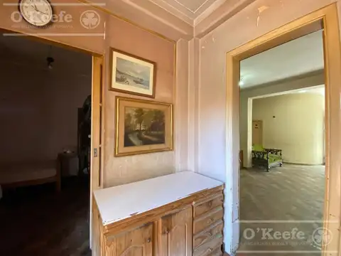 CASA EN VENTA 4 AMBIENTES CON PARQUE Y COCHERA - APTO CREDITO