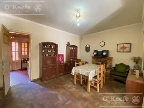 CASA EN VENTA 4 AMBIENTES CON PARQUE Y COCHERA - APTO CREDITO
