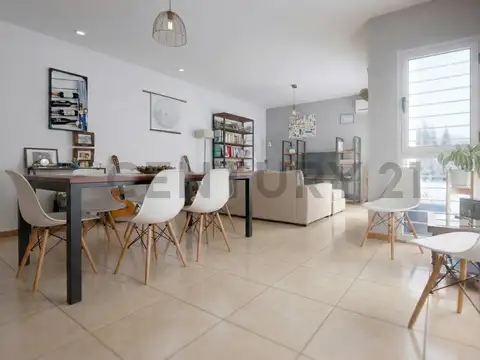 Casa en Venta con 2 cocheras