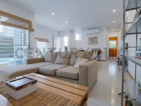 Casa en venta en Gonnet de 2 dormitorios y pileta
