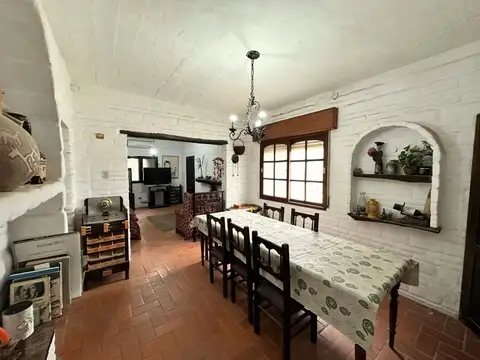 Casa 9 ambientes con 2 baños