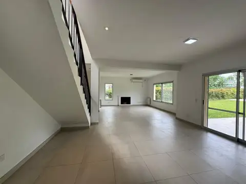 Casa en Alquiler con 1 cochera