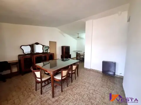 Casa 9 ambientes con 2 baños
