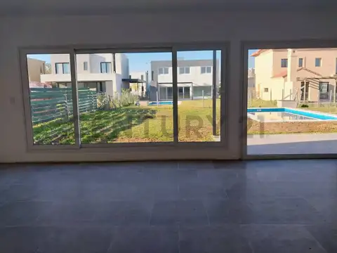 Casa en venta Barrio San Pablo, Pilar. 5 ambientes con pileta.