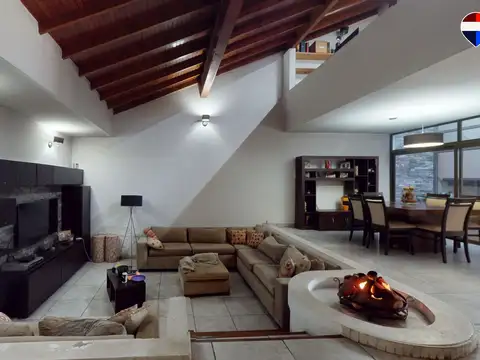 Casa en Venta con 2 cocheras