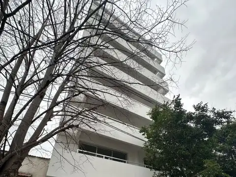 Alquiler de SEMIPISO a ESTRENAR de CATEGORIA de 1 Dormitorio con cochera en zona Parque San Martin, La Plata