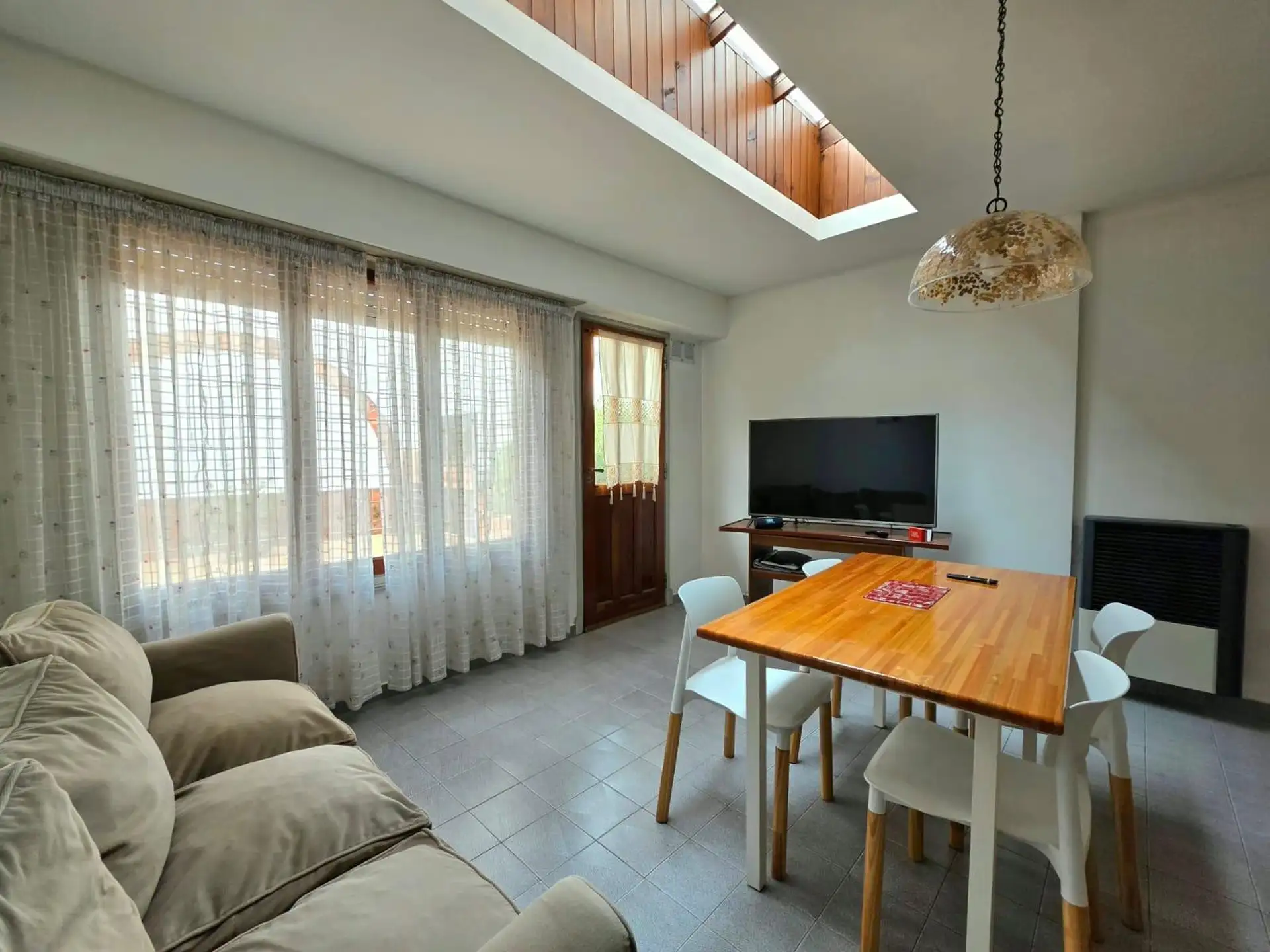Venta Casa 4 ambientes, con jardin y cochera, zona San Jose