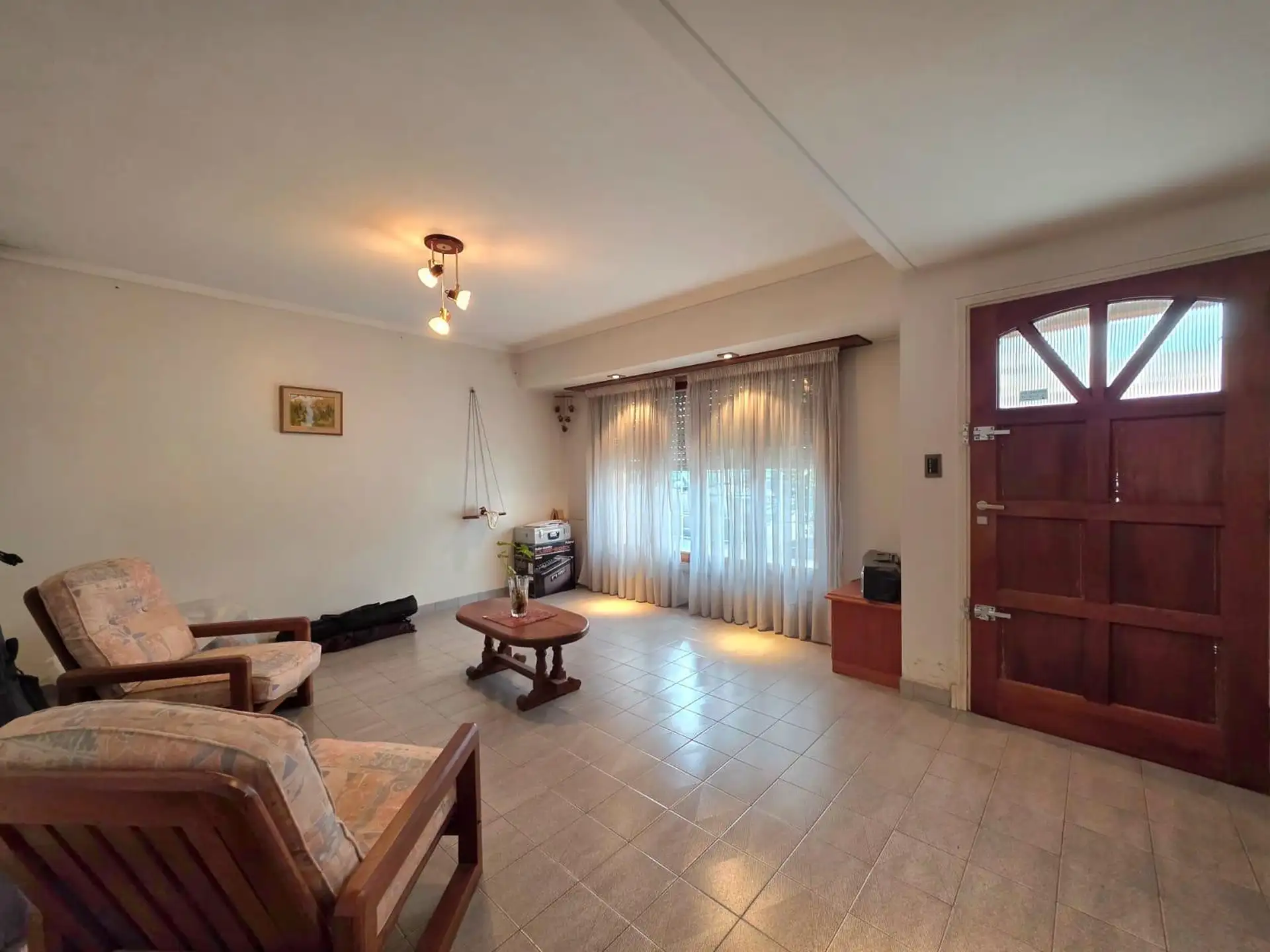 Venta Casa 4 ambientes, con jardin y cochera, zona San Jose