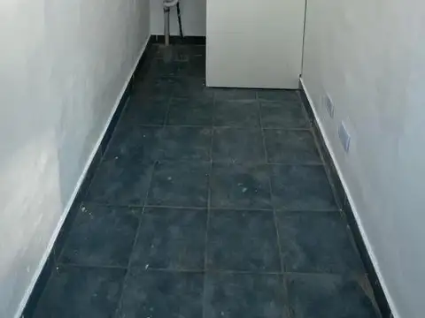 PEQUENO LOCAL COMERCIAL EN LINIERS - EXCELENTE UBICACION