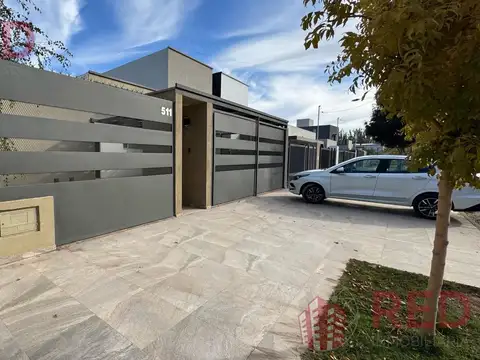 Casa en Venta con 2 cocheras