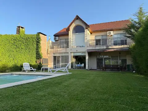 Casa en Alquiler en Barrio Montecarlo. 