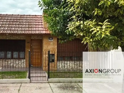 Casa en venta de 2 dormitorios c/ cochera en La Plata