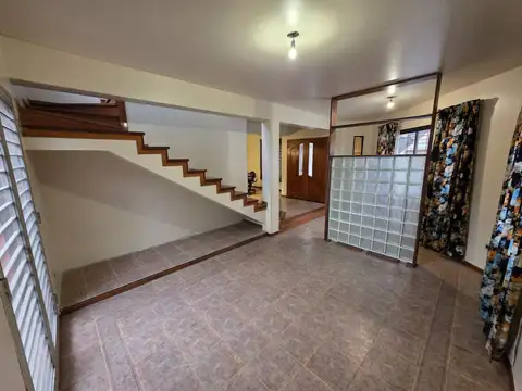 Casa 6 ambientes con 2 baños