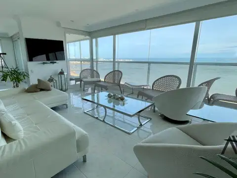 Apartamento en venta de 5 dormitorios c/ cocheras en Playa Mansa