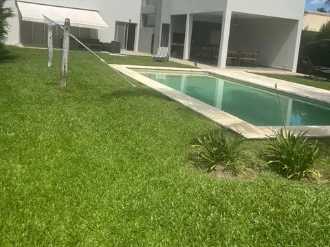 VENTA CASA DE DISEÑO PILETA AL GOLF SAN SEBASTIAN